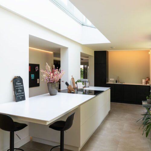 Interieurfoto van maatwerk keuken in luxe woning - Conntext