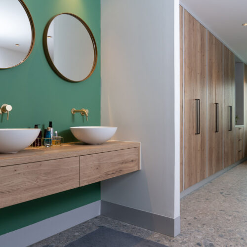 Interieurfoto van maatwerk badkamer in luxe woning - Conntext